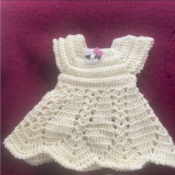 Adorable! Hello kitty, pearl button crochet baby booties and dress set - Picture 3 of 15